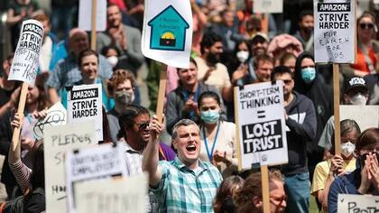 Empleados de Amazon protestaron en 2023 frente a la sede de la empresa en Seattle por el regreso a la oficina, despidos y el impacto ambiental de la compañía