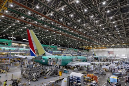 Empleados de Boeing trabajan en la línea de montaje final del 737 MAX en la planta de Boeing en Renton, el 15 de junio de 2022, en Renton, Washington