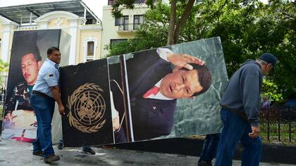 Empleados de la Asamblea Nacional removieron ayer cuadros con la imagen de Chávez
