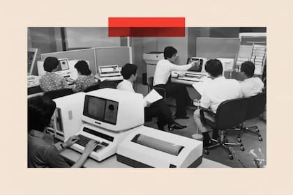 Empleados de oficina en la década de 1980 en Japón, donde la cultura de dedicación al empleador tiene su propia palabra, Karōshi
