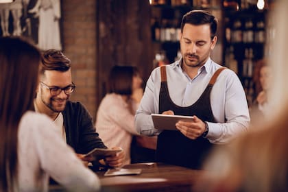 Empleados de restaurantes en Nueva York reclaman por un aumento del salario mínimo