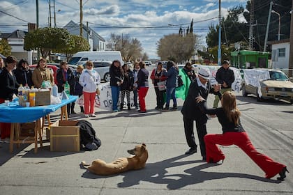 Empleados de salud en paro celebran actividades culturales en la calle frente al hospital de Rawson, con la colaboración de los bailarines de la escuela "El Último Café"
