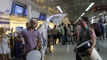 Empleados de Sol, ayer, en el hall de la empresa, en Aeroparque