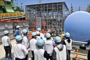 Empleados de Tokyo Electric Power Company Holdings muestran a reporteros el equipo necesario para la liberación al mar de aguas residuales radiactivas tratadas de la destruida planta nuclear de Fukushima Daiichi, el lunes 26 de junio de 2023, en Fukushima, Japón. (Kyodo News vía AP)
