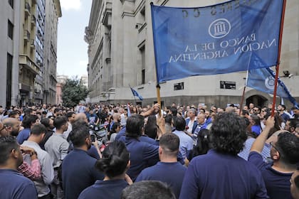 Empleados del Banco Nación marchan en contra del DNU de Javier Milei