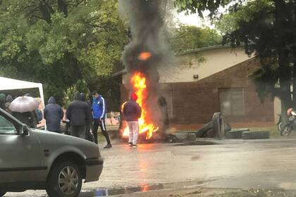 Empleados del gremio algodonero queman ruedas en las afueras del complejo
