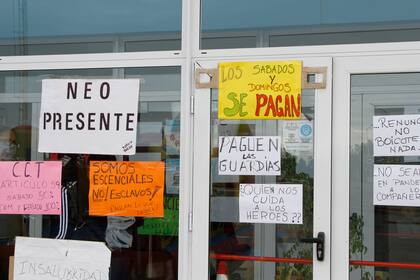 Empleados del Hospital Regional de Río Gallegos protestan en la puerta del Ministerio de Salud