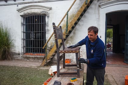 Empleados del Museo Ricardo Güiraldes trabajando para rescatar piezas.