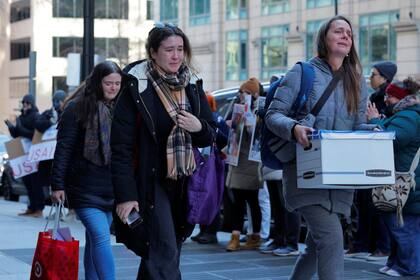 Empleados federales despedidos dejan sus oficinas en Washington el pasado viernes