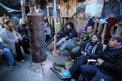 Empleados municipales en la casilla que levantaron frente a la municipalidad de Rawson