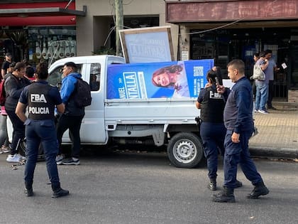 Empleados municipales y policías quitaron carteles políticos con el rostro de Cristina Kirchner en Avellaneda