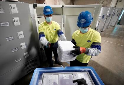 Empleados preparan cajas con vacunas de Pfizer contra el COVID-19 para su envío en la planta Pfizer Global Supply Kalamazoo, en Portage, Michigan