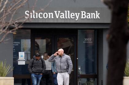 Empleados salen del Silicon Valley Bank en Santa Clara, California. (JUSTIN SULLIVAN / GETTY IMAGES NORTH AMERICA / Getty Images via AFP)