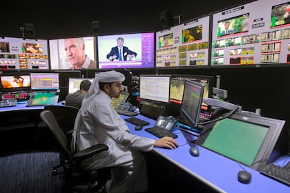 Un de las salas de control en el estudio beIN Sports de la Copa del Mundo Qatar 2022