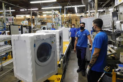 En el 2000 cuando empezaron a producir lavarropas con carga frontal hasta el 40% de las piezas eran importadas; hoy el 85% de los componentes son locales, dicen en la empresa