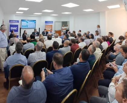 Empresarios pyme en la sede de la Asociación de Empresarios Nacionales para el Desarrollo Argentino (ENAC), que fue visitada por el equipo de Sergio Massa.