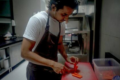 Empresas en EE.UU. buscan empleados para el área de cocina; los extranjeros pueden postular