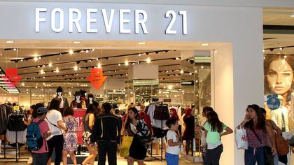 Empresas multinacionales que no están en nuestro país son un atractivo para quienes van al Costanera Cernter o a otros shoppings