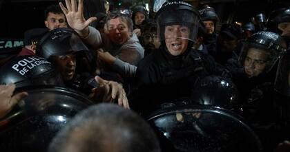 Empujones, gritos y tensión entre Máximo Kirchner y la Policía durante la movilización de ayer