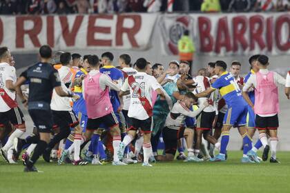 Empujones y trompadas, de todo pasó entre los jugadores tras el gol de penal de Borja 