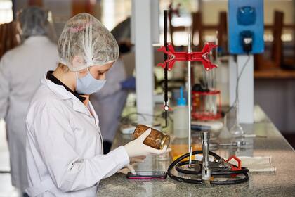 En 10 escuelas técnicas se produjo el primer regreso a clases de la provincia, en medio de la resistencia de los gremios educativos.