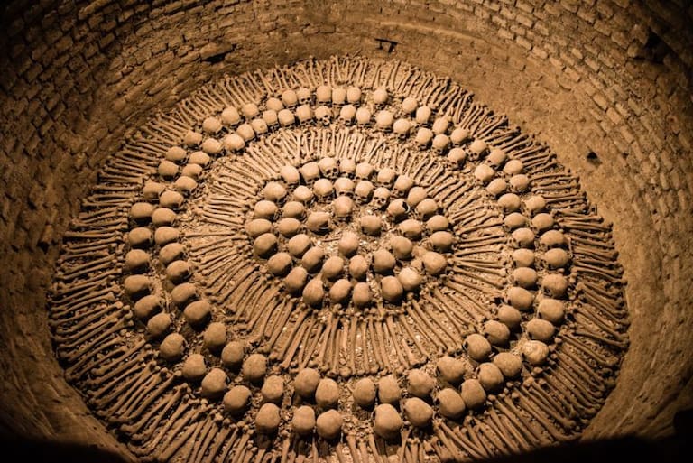 Le Catacombe di Lima, la magnifica necropoli sotterranea che ospita i resti di migliaia di persone