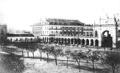 En 1857, Prilidiano Pueyrredon embelleció la plaza, plantó 300 paraísos. Ese año inauguró el primitivo el teatro Colón (al fondo), que tuvo funciones allí hasta 1888.