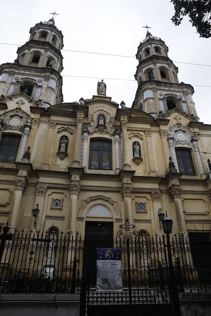 En 1858 el constructor italiano José Della Valle logró terminar la cúpula y, dieciocho años después, el ingeniero Pedro Benoit añadió las dos torres de la fachada