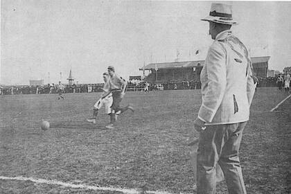 En 1903 se disputó el primer partido de fútbol internacional en la Argentina, cuando un conjunto de este país enfrentó a un combinado uruguayo