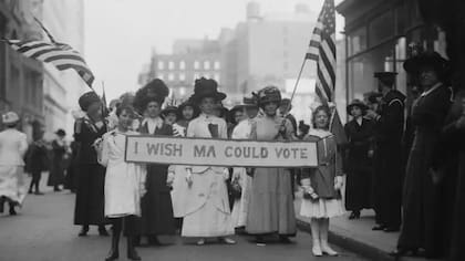 En 1913 las mujeres ya marchaban por el derecho a votar en Estados Unidos. También eran frecuentes las protestas para pedir mejores condiciones laborales