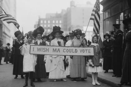 En 1913, las mujeres ya protestaban por el derecho a votar en Estados Unidos. En esa época, eran frecuentes las protestas también para pedir mejores condiciones de trabajo