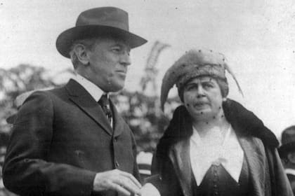 En 1914, el presidente Woodrow Wilson firmó una medida para establecer el Día de la Madre como celebración anual oficial, cada segundo domingo de mayo (Associated Press)