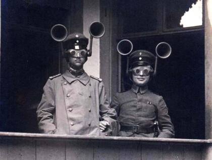 En 1917 dos miembros del regimiento de Feldartillerie alemán utilizan un aparato de localización acústico/óptico combinado. (Archivo Museo Waalsdorp)