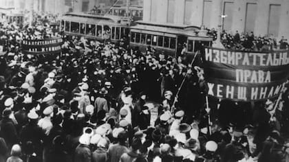 En 1917 miles de mujeres en Rusia se lanzaron a las calles contra la guerra, una protesta que desembocó en la revolución y marcó la fecha del Día Internacional de la Mujer