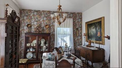 En 1920, cuando Riddle ejercía como administrador de la ciudad y se mudó a la casa, uno de sus empleados se quitó la vida en el ático