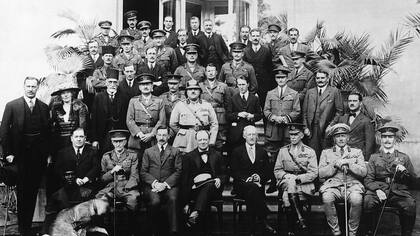En 1921, Gertrude Bell (2da. fila, segunda a la izq.) participó en una conferencia en El Cairo que dividió a Mesopotamia, que incluía a Lawrence de Arabia y Winston Churchill (1ra. fila, centro).