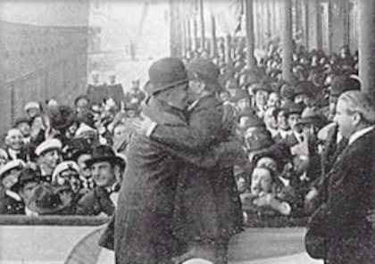 En 1922, Marcelo T. de Alvear regresa de París y es recibido en el puerto de Buenos Aires por el Presidente Hipólito Yrigoyen