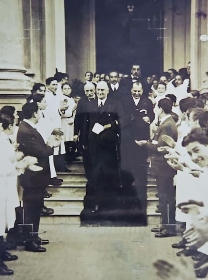 En 1924, el presidente Alvear, ex alumno de la escuela, cuando se le asignó a la escuela el nombre de Mariano Acosta.