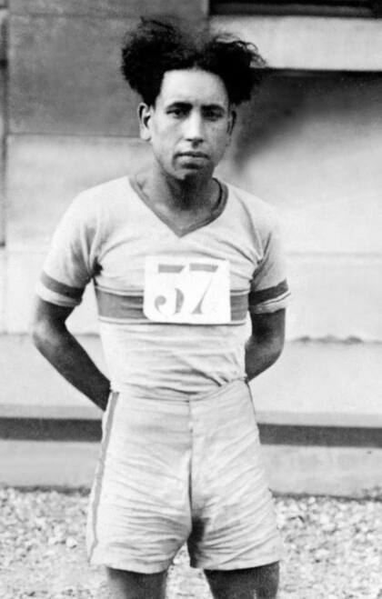 En 1924 quedó séptimo en los Juegos Olímpicos de París, esto lo motivó a prepararse para Ámsterdam 1928