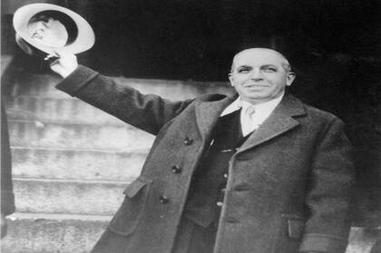 En 1934, Ponzi salió de la cárcel pero en vez de la libertad, le esperaba un proceso de deportación