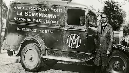 En 1935, Mastellone compró un camión usado que con el tiempo se convertiría en la base de lo que luego sería la flota de distribución de la empresa (imagen mejorada con IA)