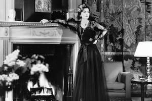 En 1937, en el apogeo de su notoriedad,
Mademoiselle Chanel se convirtió en
la primera mujer en ser el rostro de su
propia fragancia: apoyada sobre el
frente de una chimenea en su suite del
Ritz, posó frente a la cámara de François
Kollar para un anuncio que apareció en
Harper’s Bazaar.