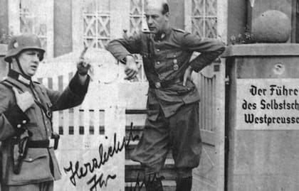 En 1939, Alvensleben (con el brazo apoyado) encabezó el Volksdeutscher Selbstschutz en Bydgoszcz, una milicia paramilitar responsable de asesinatos masivos en Polonia.