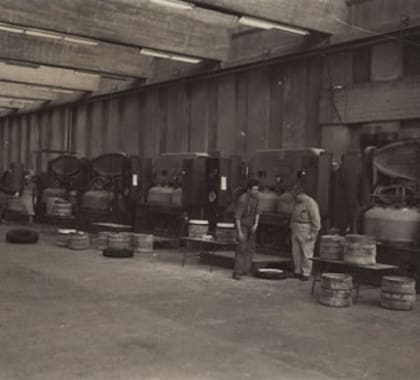 En 1940, FATE inicia sus actividades en una pequeña planta de 1.000 m2 en el barrio de Saavedra. Produce telas impermeables, bandas de rodamiento para reparación de neumáticos y otros productos de caucho.