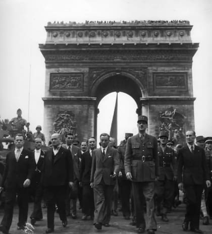 En 1944, Doisneau fotografió la entrada del general Charles de Gaulle, líder la resistencia francesa contra la Alemania nazi, por Les Champs-Élysées.