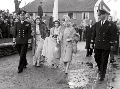 En 1946, Felipe recibe a los invitados a la boda de su prima, Patricia Mountbatten. En la foto, acompaña a Jorge VI y a la Reina Madre, además de Isabel y Margaret, que eran damas de honor.