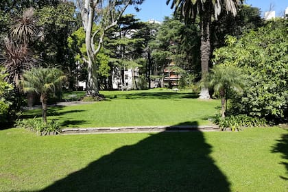 En 1946 se realizaron adaptaciones a la residencia Madero Unzué. El gobierno británico anexó el terreno posterior -también parte de la ex Quinta de Hale y propiedad de la embajada desde 1938- proporcionándole a uno de los jardines más extensos de la ciudad