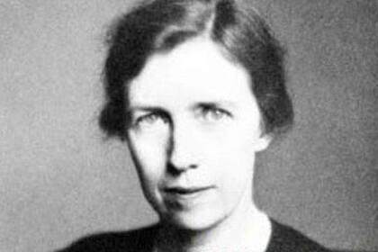En 1947, Cartwright se convirtió en la primera mujer matemática en ser electa para formar parte de la Academia de Ciencias Británica, la Royal Society. Además, fue la primera mujer en recibir la Medalla Sylvester que otorga esa institución
