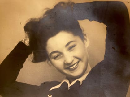 En 1947, después de la guerra, Lily todavía parecía una adolescente, pero por dentro era una adulta