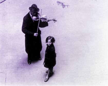 En 1947 músicos, como este violinista, que antes tocaban en orquestas aún tenían que ganarse la vida en las calles.